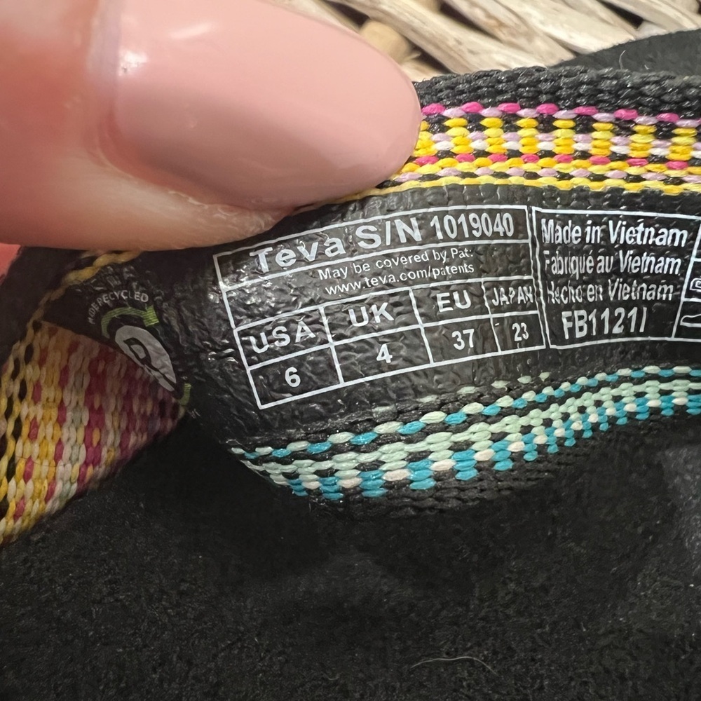 Teva Voya Colorful Striped Women's Flip Flops, size 6, EUC, casual, comfortable - Picture 6 of 7